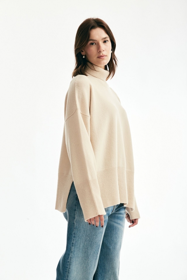 Maglia over collo alto beige