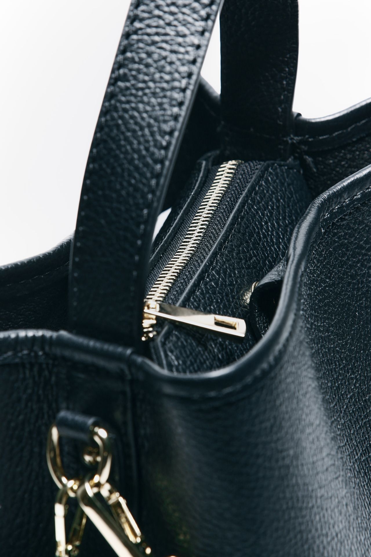 Borsa secchiello FILIPPA in pelle nero