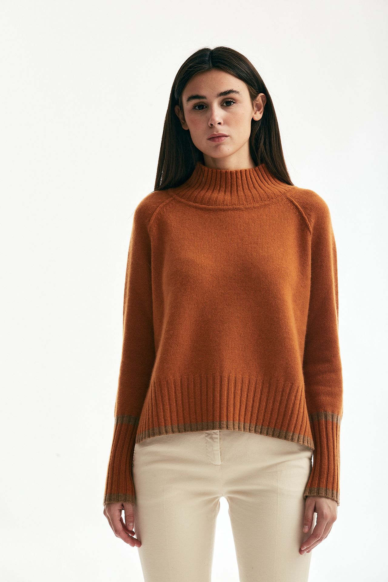 Maglia collo alto in cachemire arancio