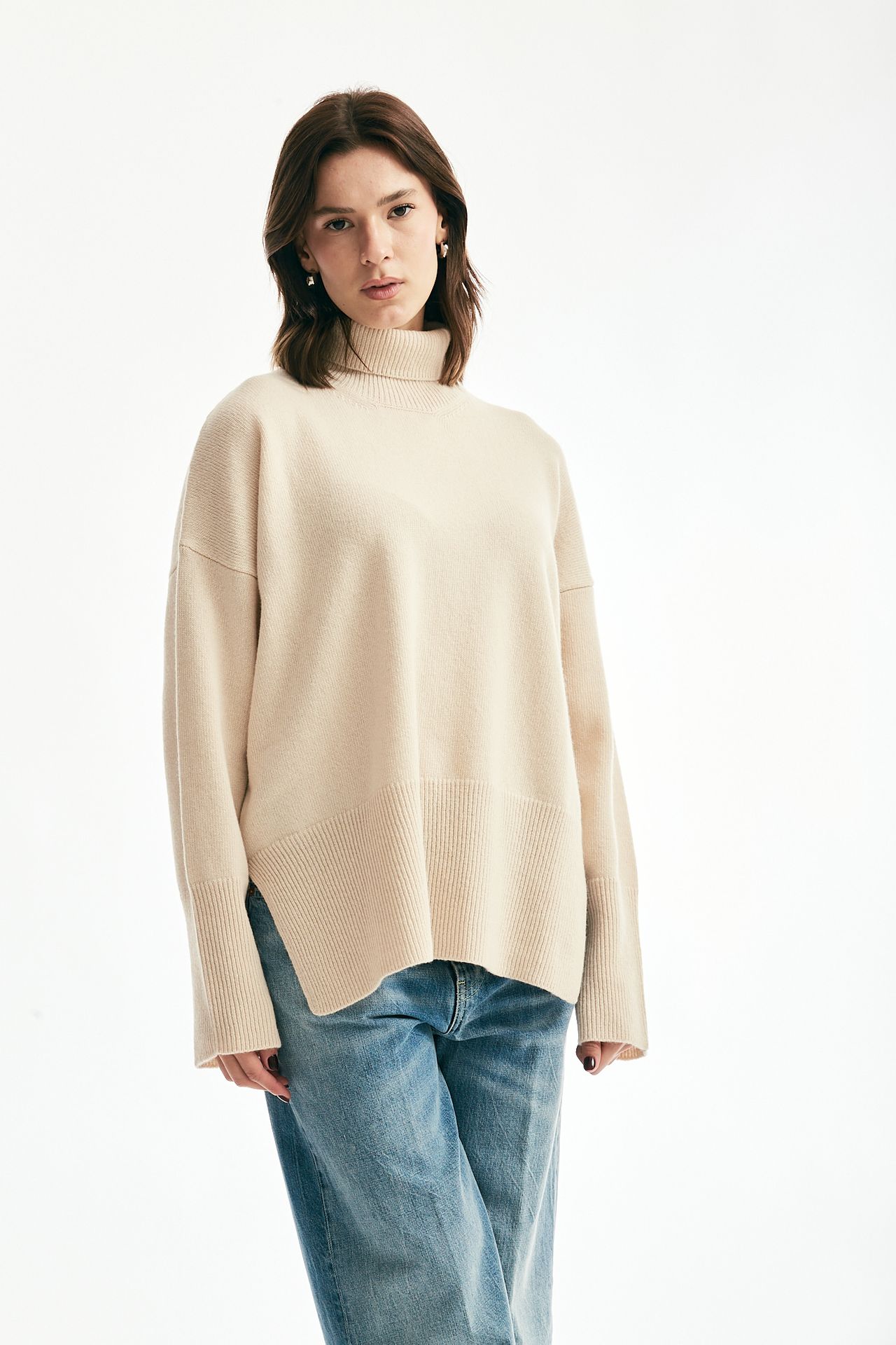 Maglia over collo alto beige