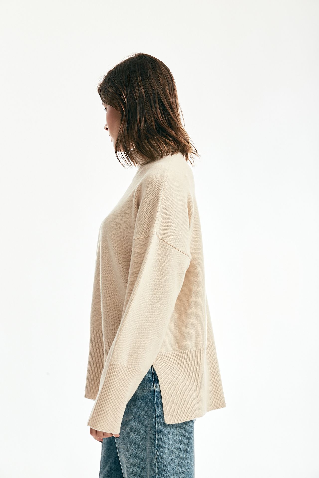 Maglia over collo alto beige