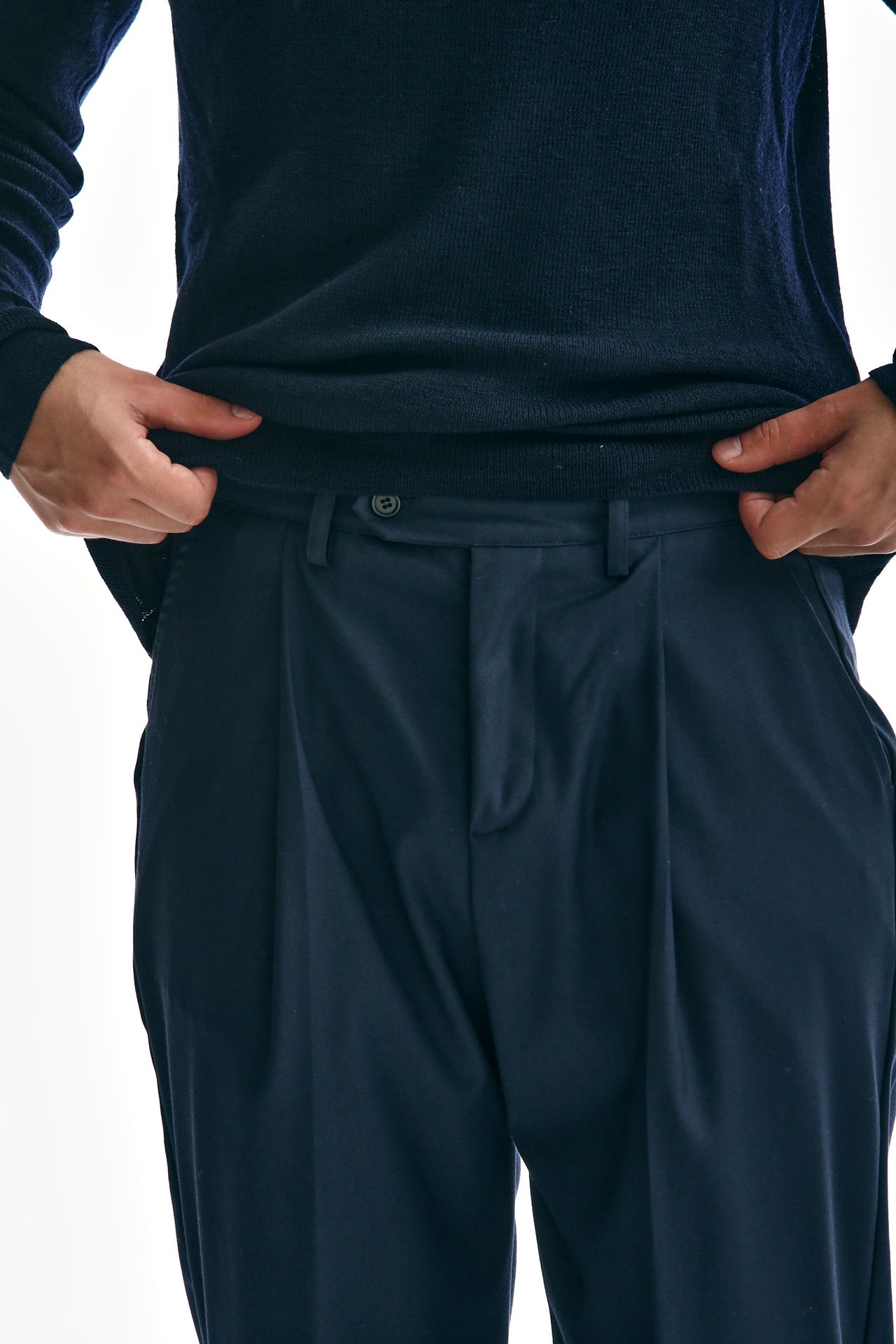 Pantalone ampio con pinces blu